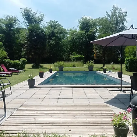 Le Clos De Cinacle Bed & Breakfast 3*